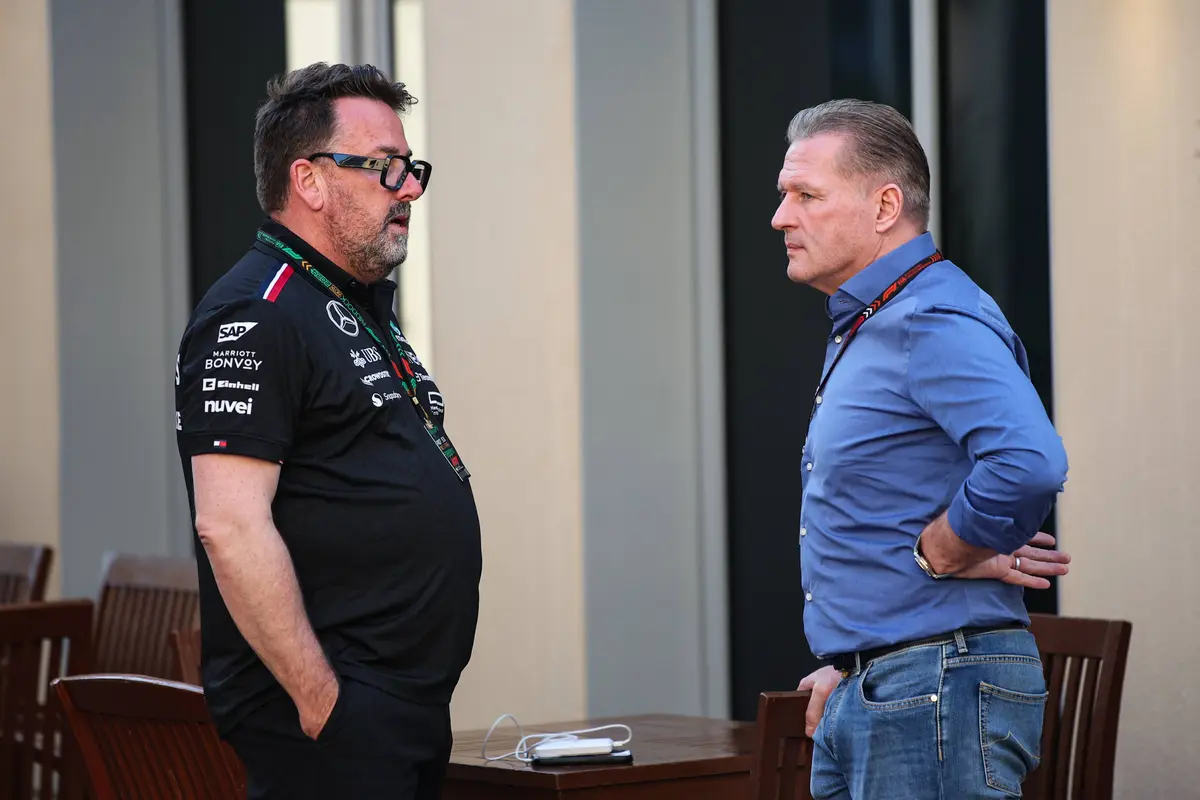 Jos Verstappen en Gwen Lagrue met elkaar in gesprek in de F1