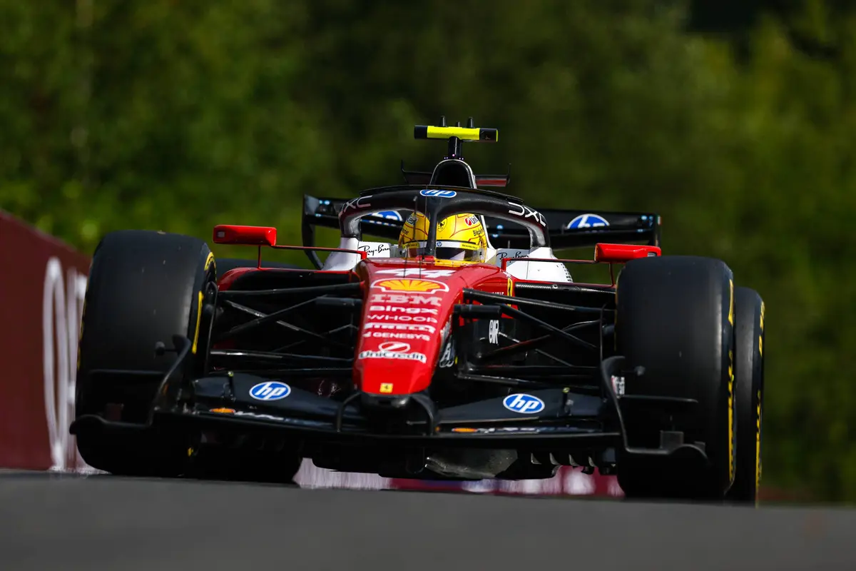 Ferrari-coureur Lewis Hamilton in de pitstraat in België