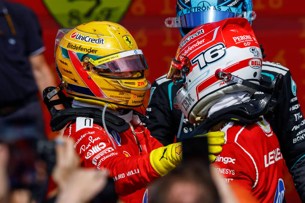 Ferrari-coureurs Lewis Hamilton en Charles Leclerc omhelzen elkaar in Groot-Brittnanië