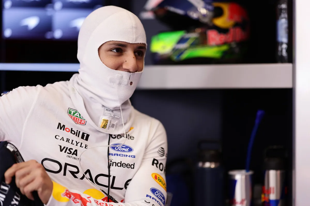 Isack Hadjar in de garage tijdens het F1-raceweekend in Oostenrijk (2026)