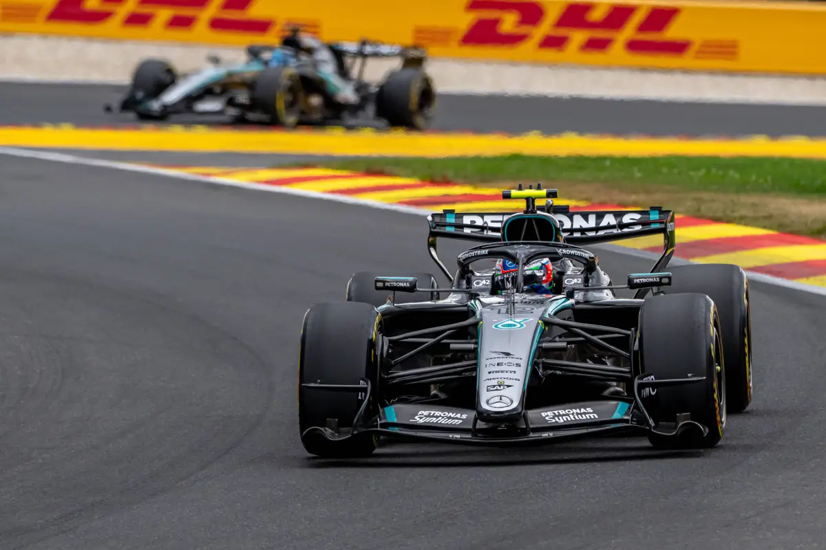 Kimi Antonelli en George Russell op de baan tijdens de F1 Grand Prix van België in 2026