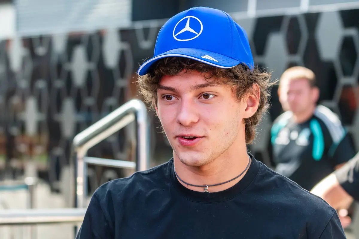Kimi Antonelli in het paddock tijdens het F1-raceweekend in Hongarije (2026)