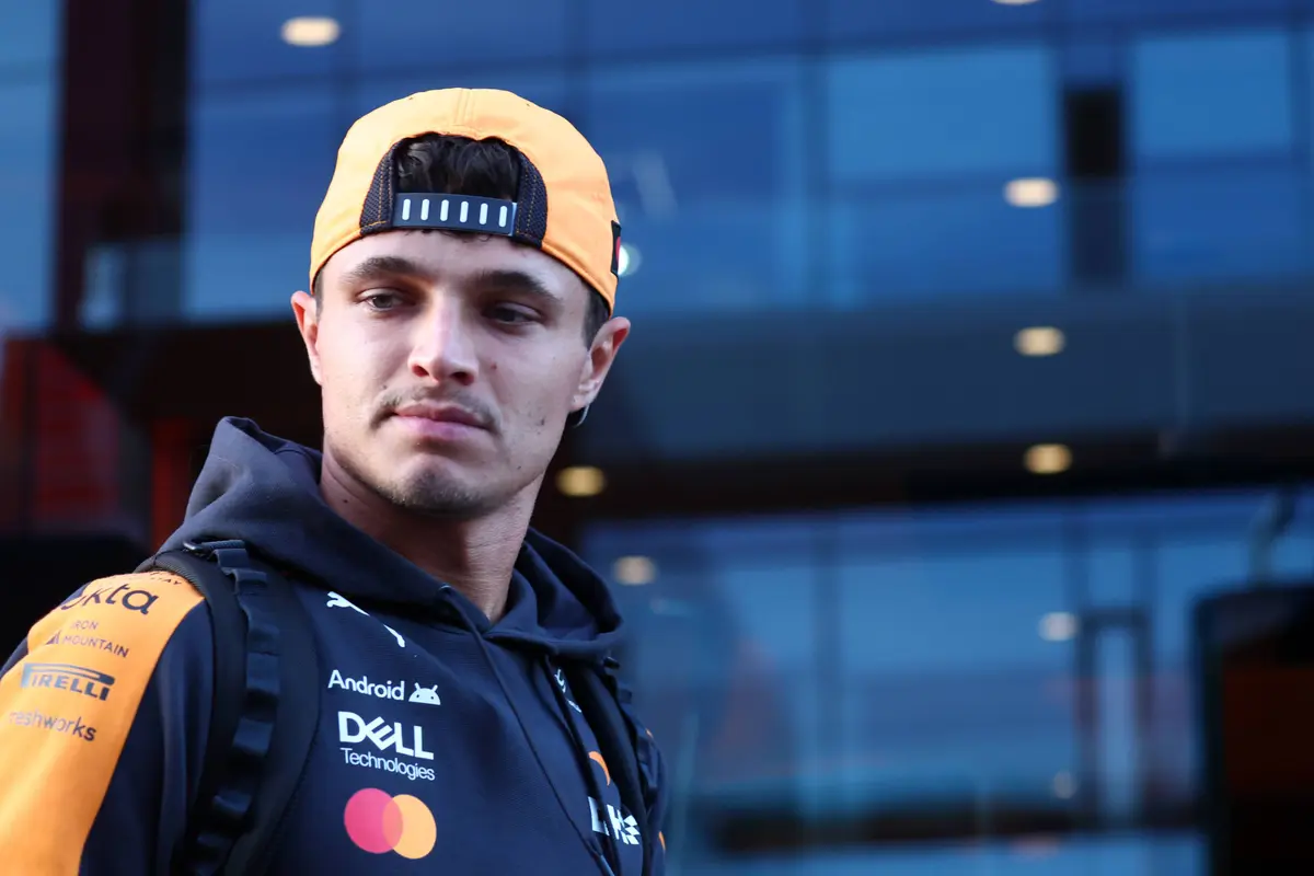 Lando Norris in het paddock tijdens het F1-raceweekend in Hongarije (2026)