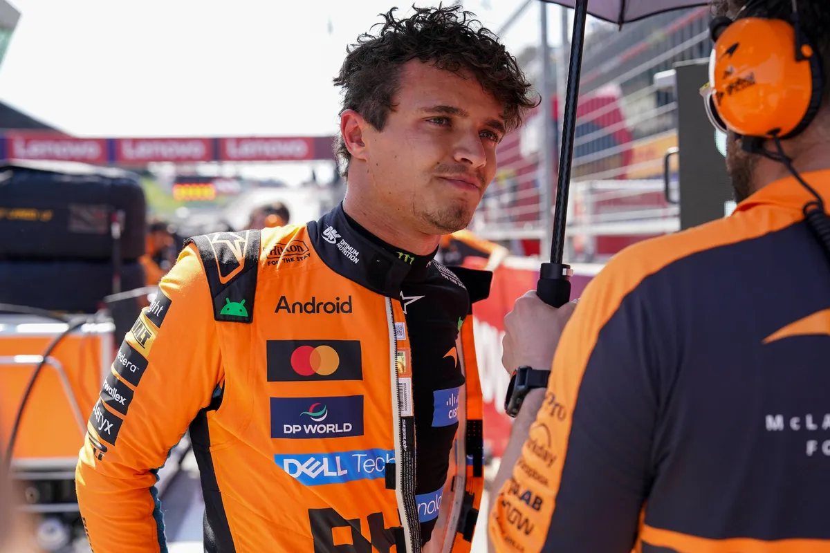 Lando Norris op de grid voorafgaand aan de F1 Grand Prix van Oostenrijk in 2026