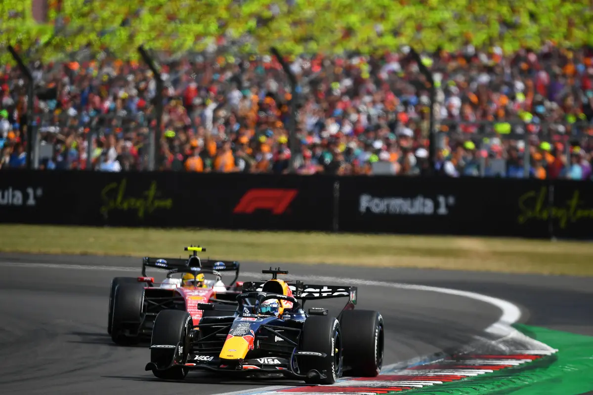 Max Verstappen en Lewis Hamilton in gevecht tijdens de F1 Grand Prix van Groot-Brittannië in 2026