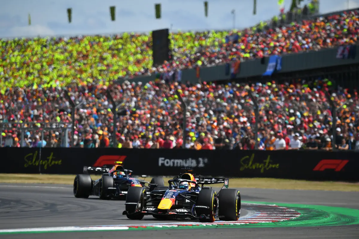 Max Verstappen en Isack Hadjar voor Red Bull in Groot-Brittannië