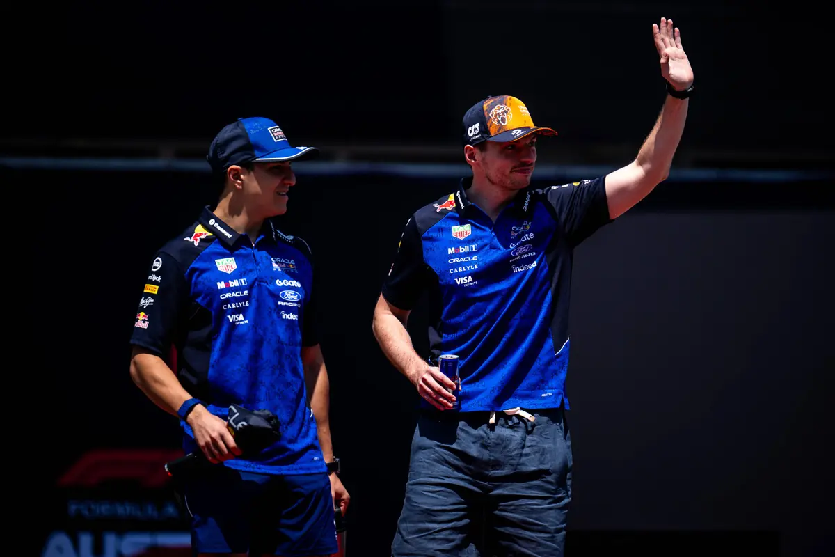 Red Bull-teamgenoten Max Verstappen en Isack Hadjar zwaaien naar de fans