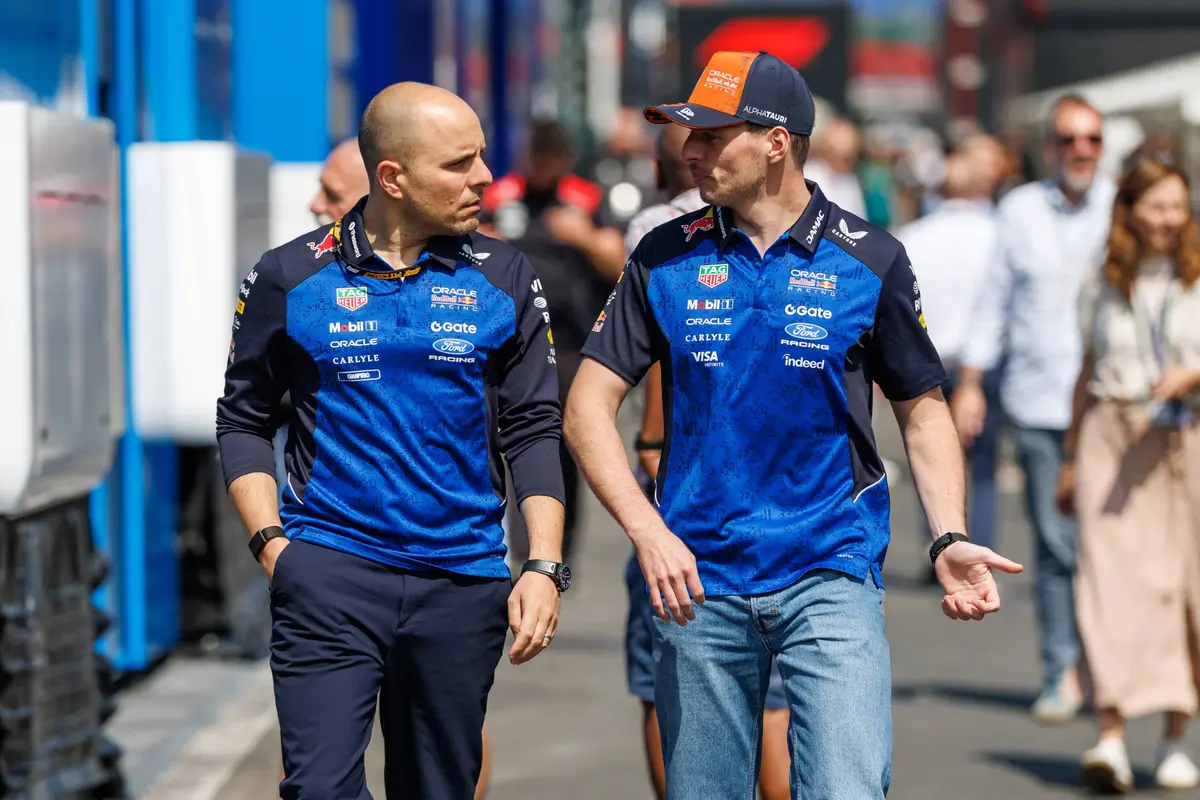 Max Verstappen en Gianpiero Lambiase in de F1-paddock in België
