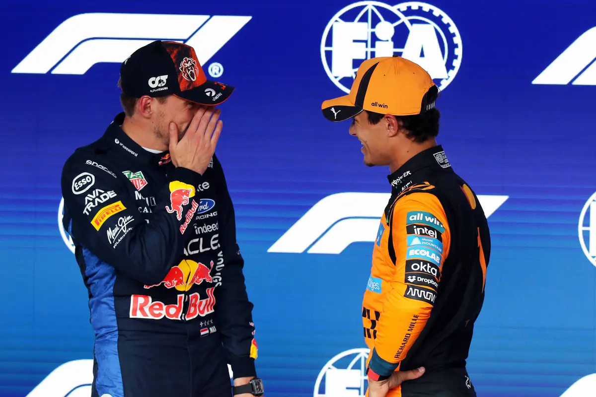 Max Verstappen en Lando Norris met elkaar in gesprek in België