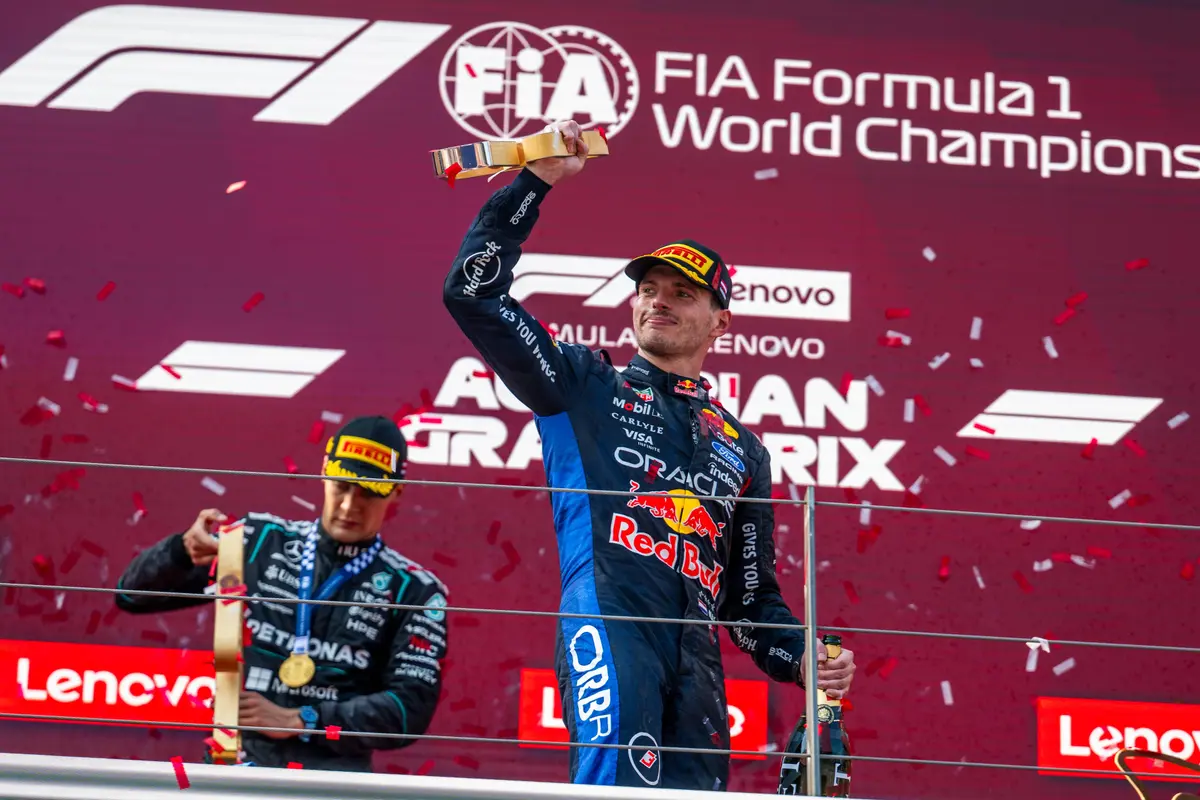 Max Verstappen op het podium in Oostenrijk