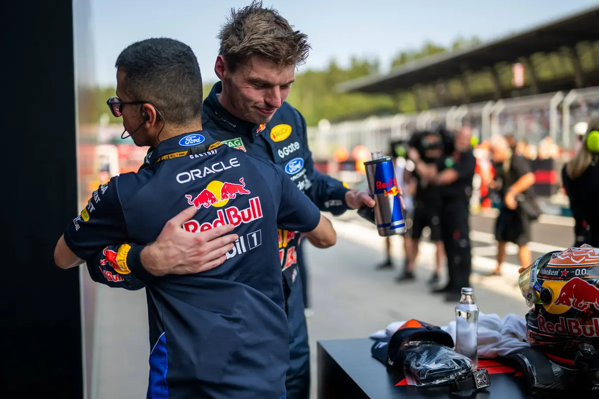 Max Verstappen viert zijn podium met een Red Bull-monteur in Oostenrijk
