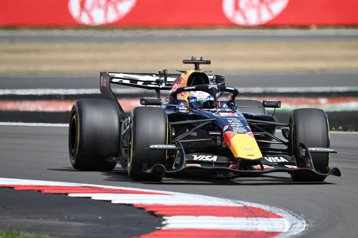 Max Verstappen in de Red Bull RB22 in Silverstone