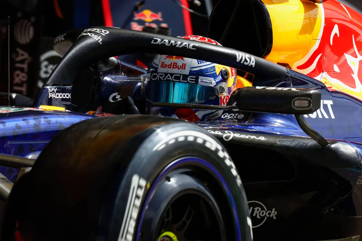Max Verstappen in de Red Bull RB22 in Groot-Brittannië