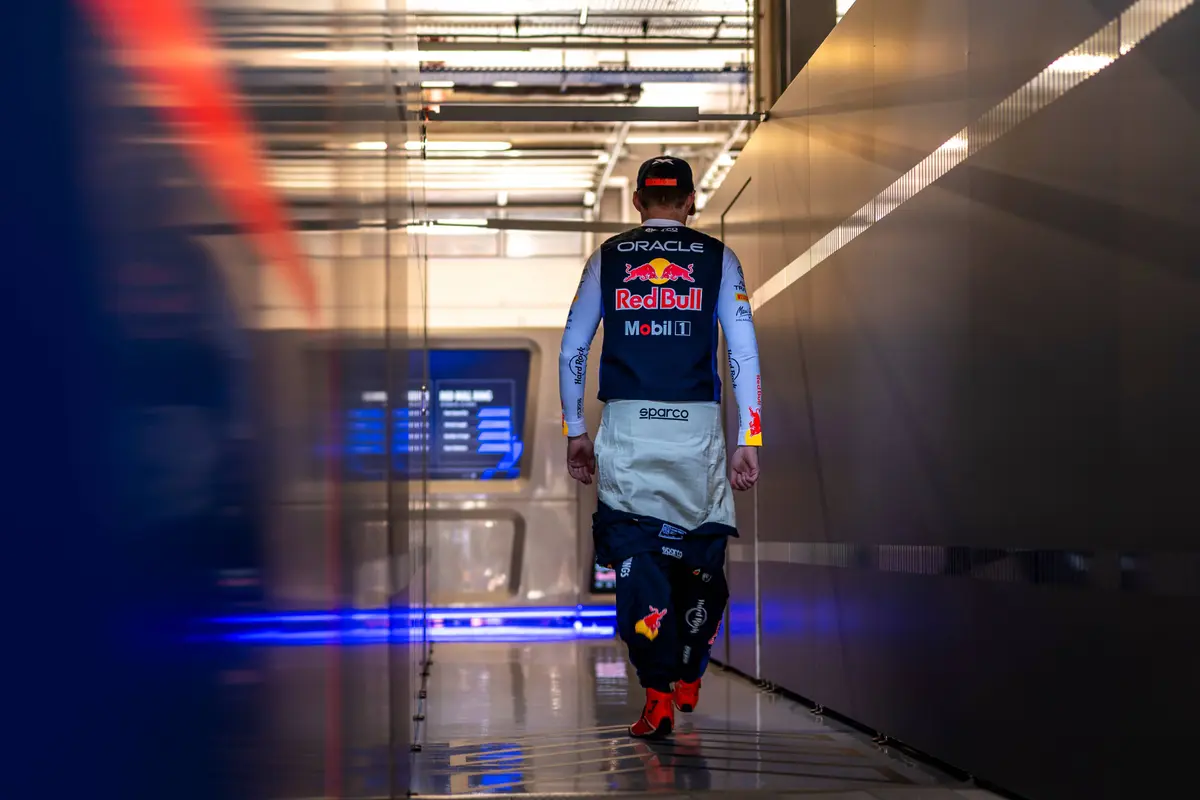Max Verstappen loopt in de garage van Red Bull in 2026