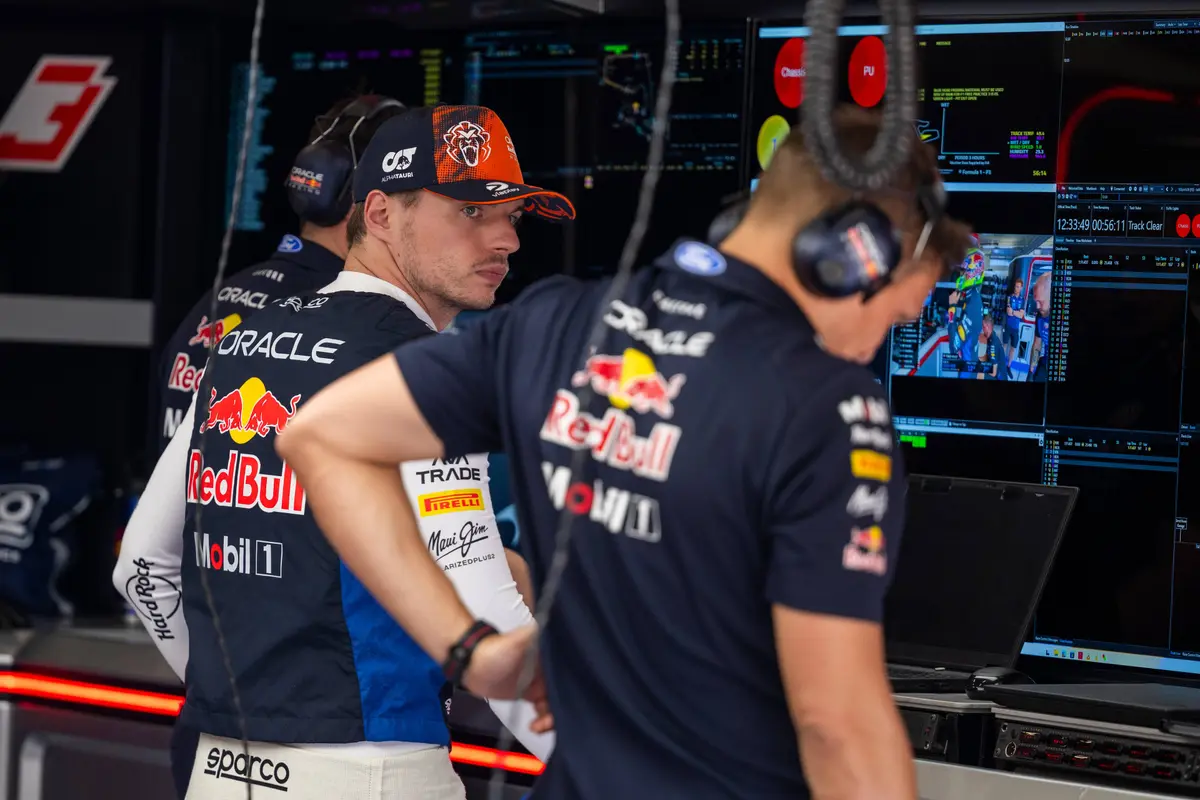 Red Bull-coureur Max Verstappen in de garage in Oostenrijk