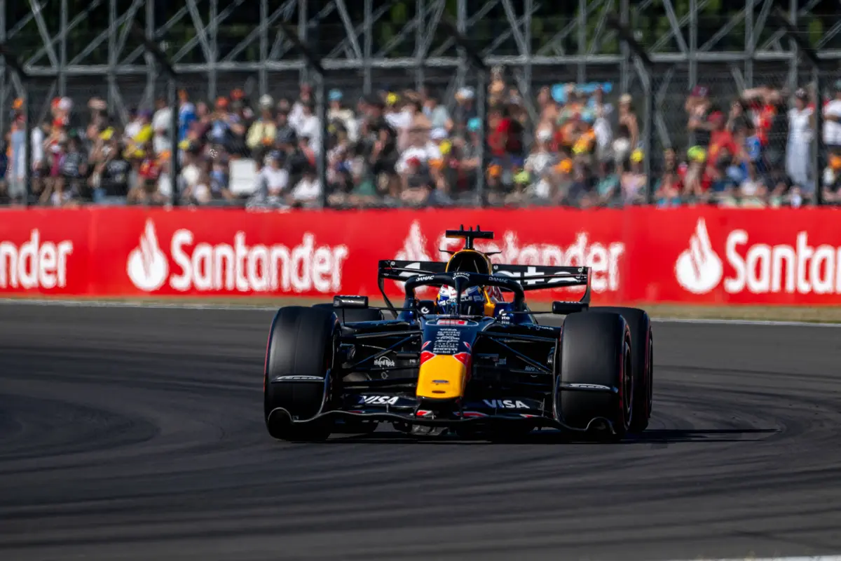 Max Verstappen in de Red Bull RB22 in Silverstone met de gevaarlijke achtervleugel