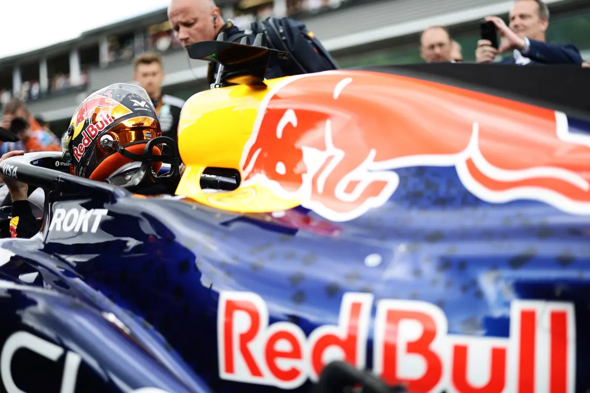 De Red Bull RB22 van Max Verstappen op de grid in België