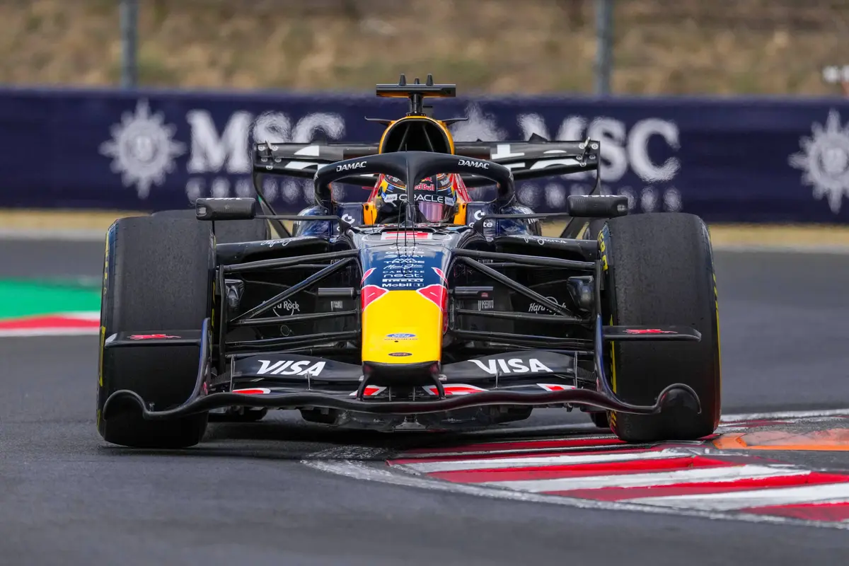 Max Verstappen in zijn Red Bull tijdens VT1 in Hongarije