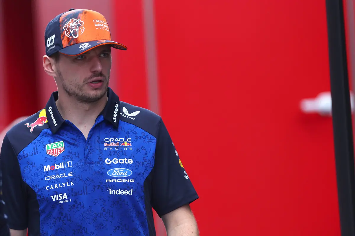 Red Bull-coureur Max Verstappen in de F1-paddock in Hongarije