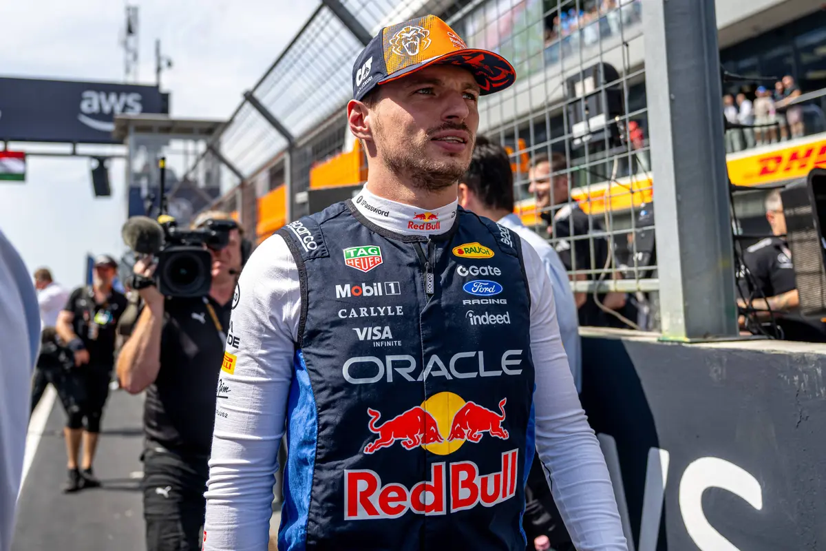 Red Bull-coureur Max Verstappen op de F1-grid in Hongarije