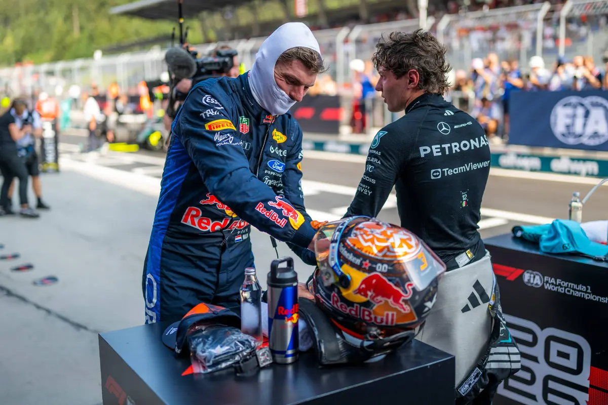 Max Verstappen met Kimi Antonelli na de race in Oostenrijk