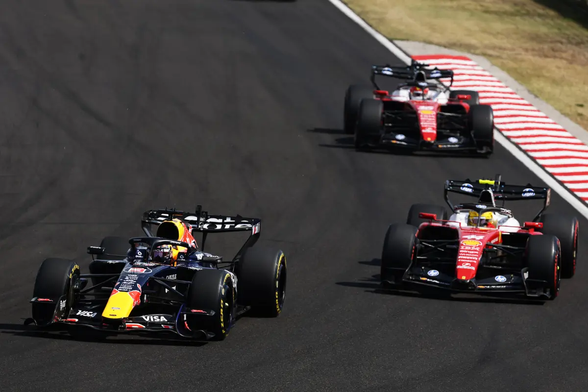 Max Verstappen in gevecht met Lewis Hamilton en Charles Leclerc in de Ferrari in Hongarije