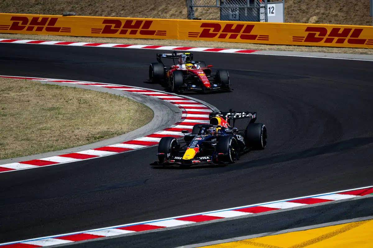 Max Verstappen vecht met Lewis Hamilton in Hongarije