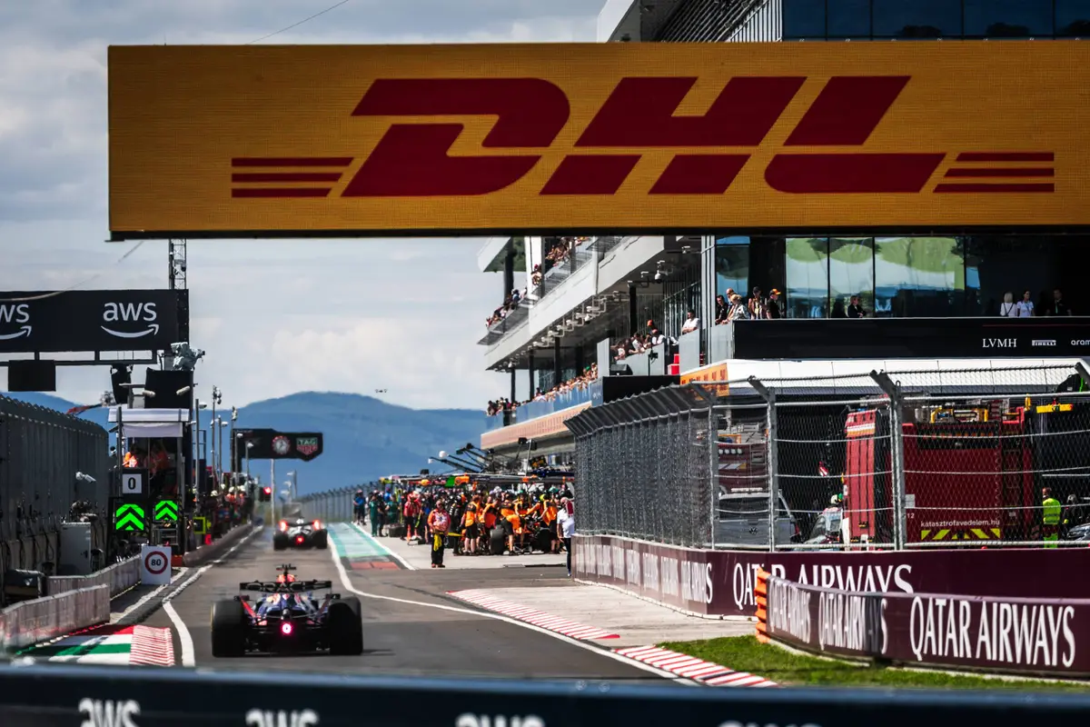 Max Verstappen in de pitstraat in Hongarije