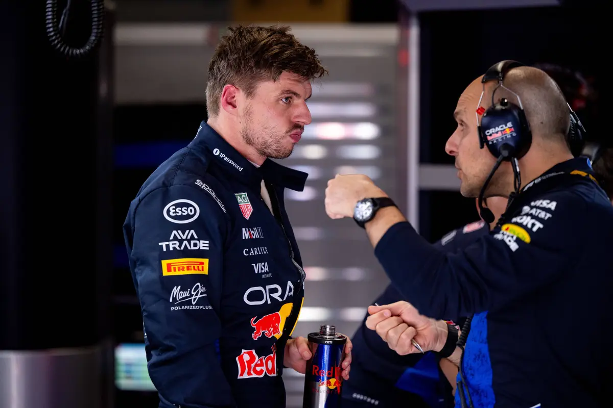 Max Verstappen en race-engineer Gianpiero Lambiase in de garage in België