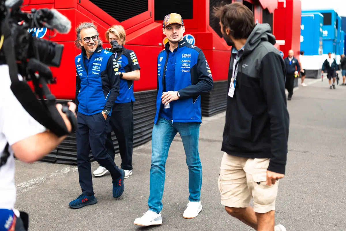 Max Verstappen en Laurent Mekies lopen door de F1-paddock in België