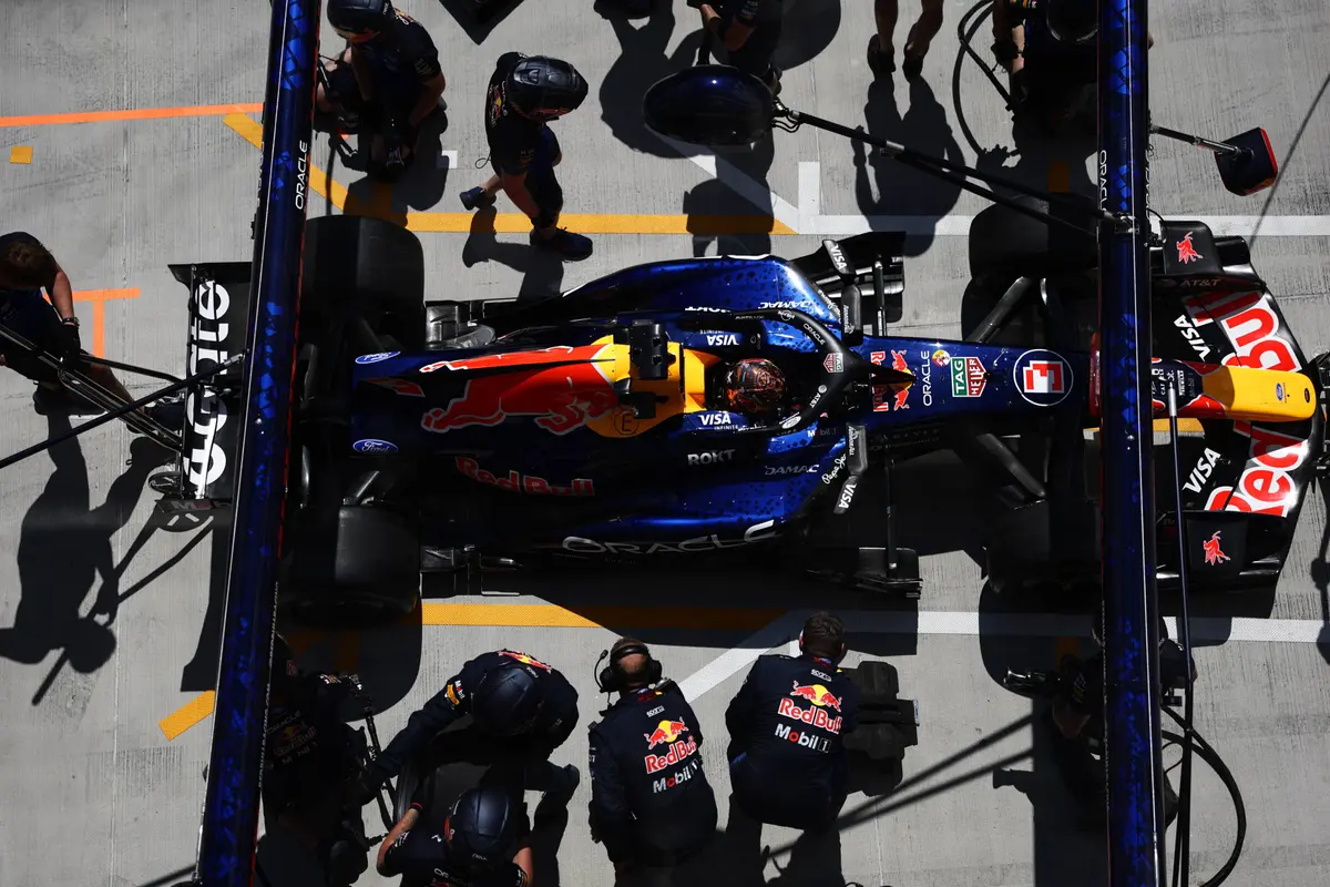 Max Verstappen stopt in zijn pitbox in Hongarije tijdens VT2