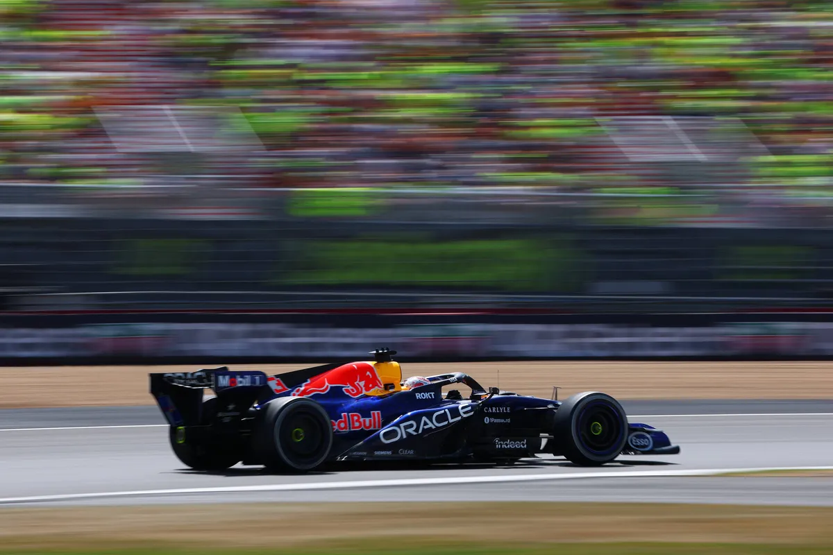 Max Verstappen doet een lange run tijdens VT1 Groot-Brittannië