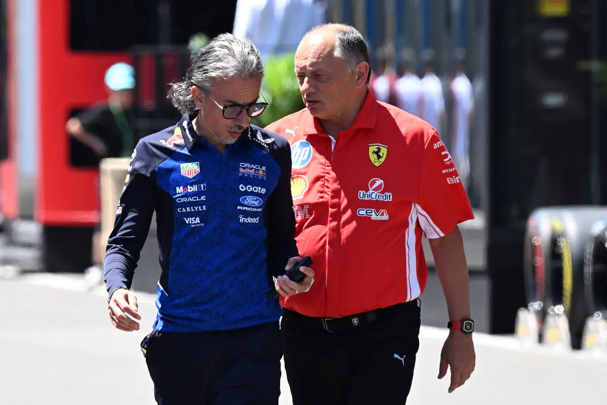 Red Bull-teambaas Laurent Mekies en Ferrari-teambaas Fred Vasseur in België