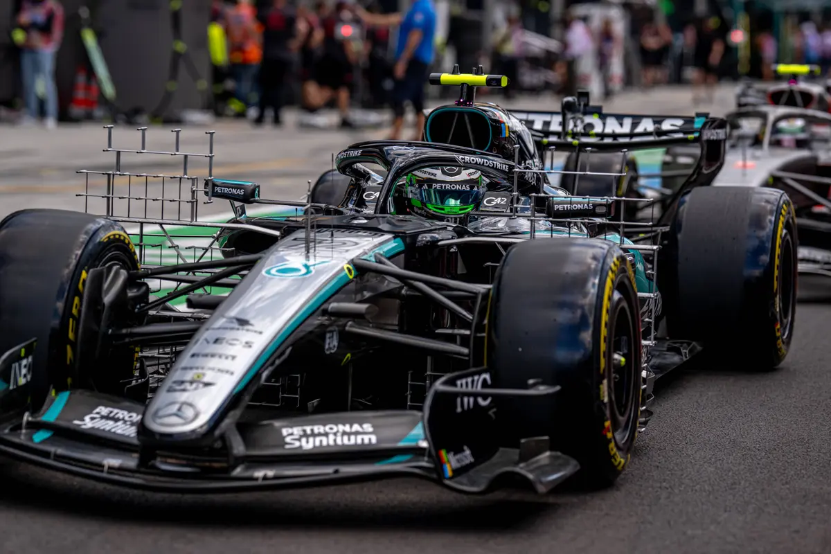 De Mercedes W17 verzamelt data in Hongarije