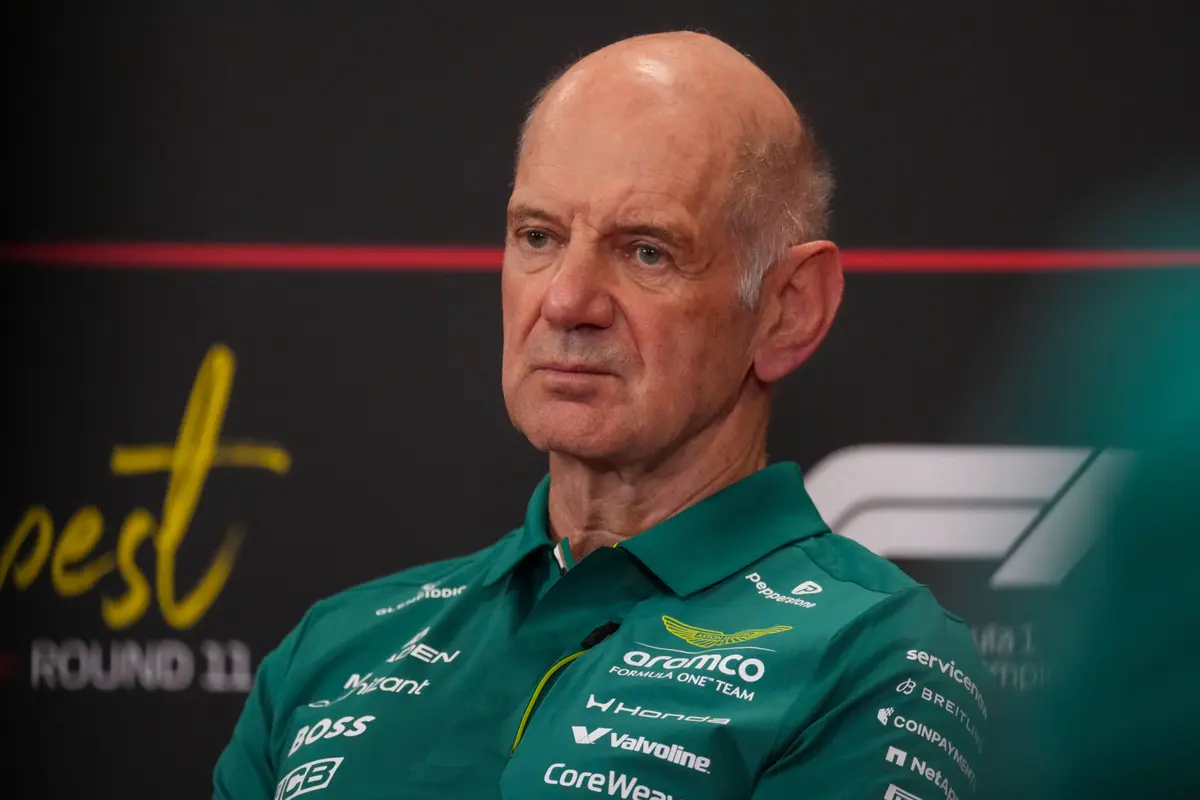 Aston Martin-teambaas Adrian Newey in de persconferentie voor teambazen in Hongarije
