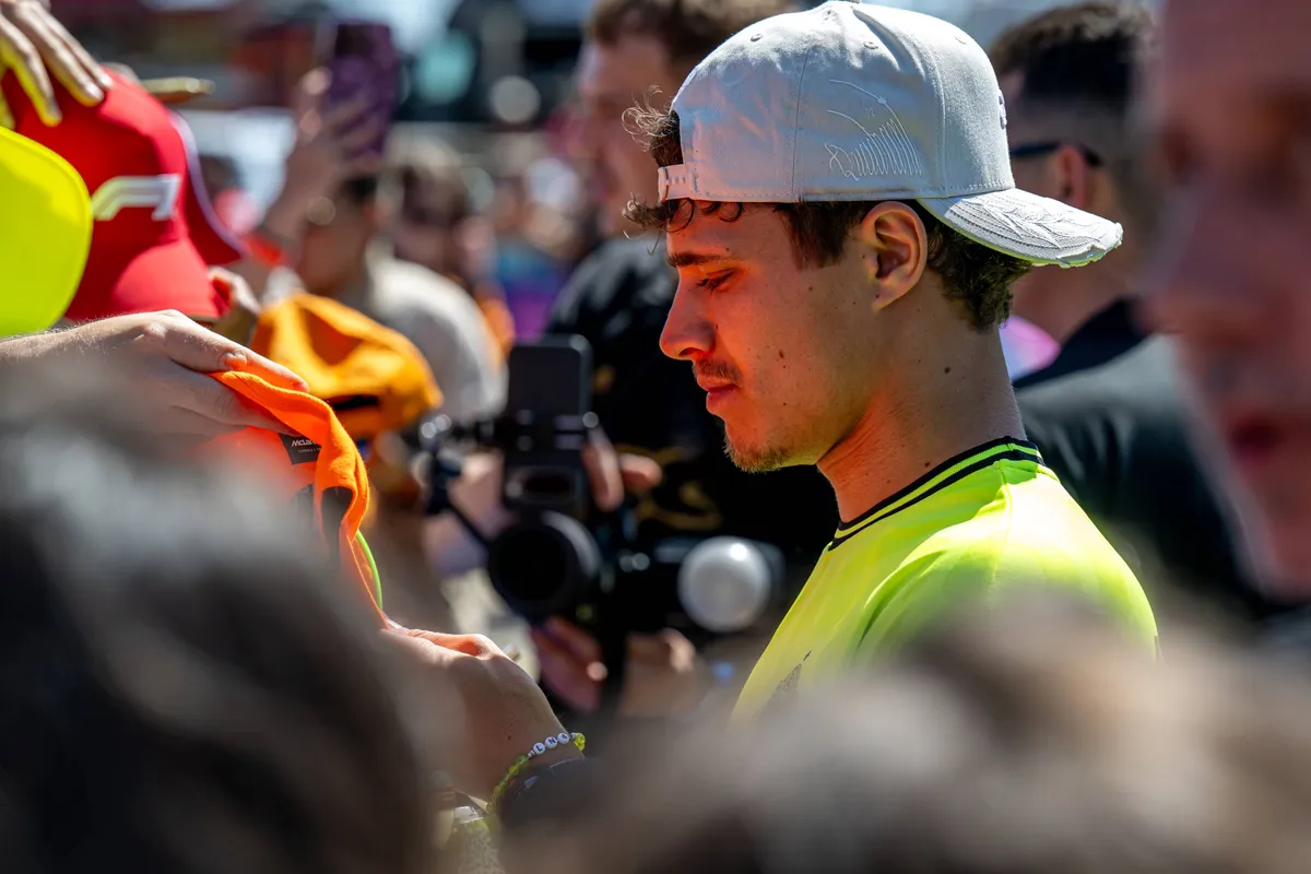 McLaren-coureur Lando Norris deelt handtekeningen uit in Silverstone
