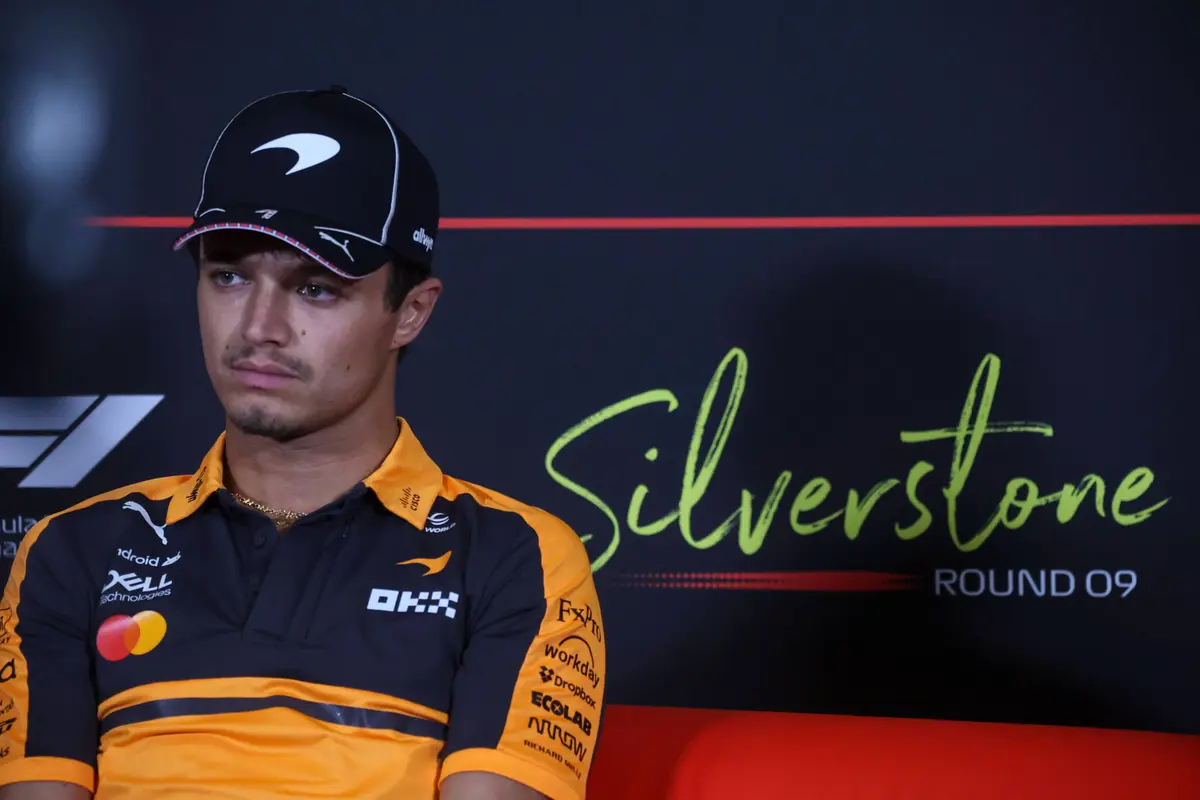 McLaren-coureur Lando Norris in de persconferentie in Silverstone in 2026