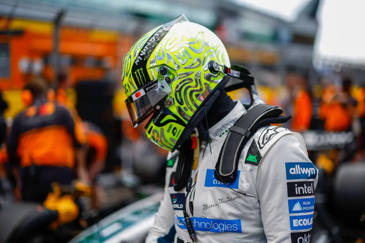 McLaren-coureur Lando Norris op de F1-grid in Silverstone