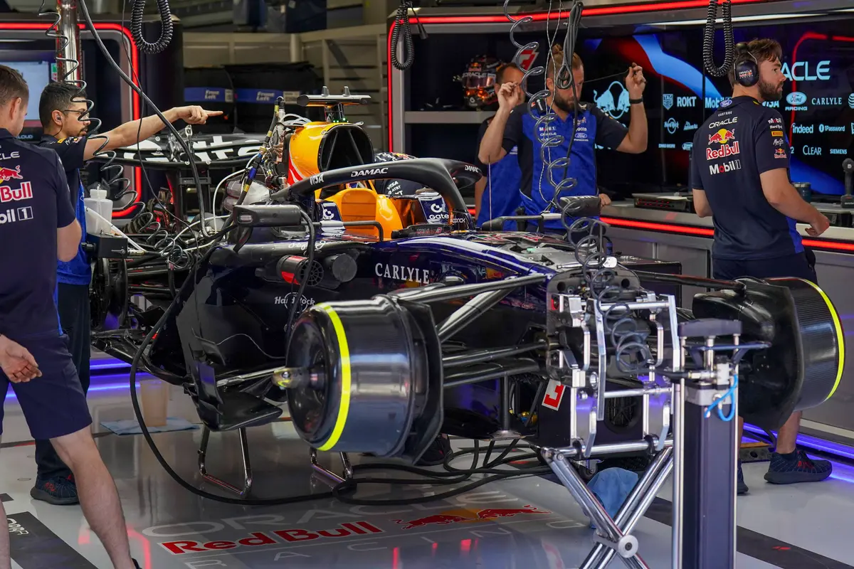 De RB22 van Max Verstappen in de garage in Hongarije