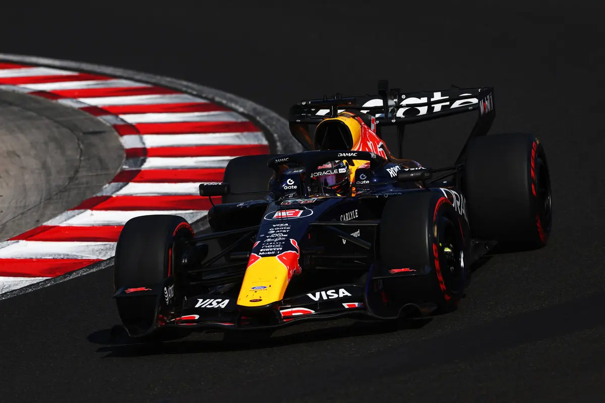 Max Verstappen in de Red Bull Rb22 in Hongarije