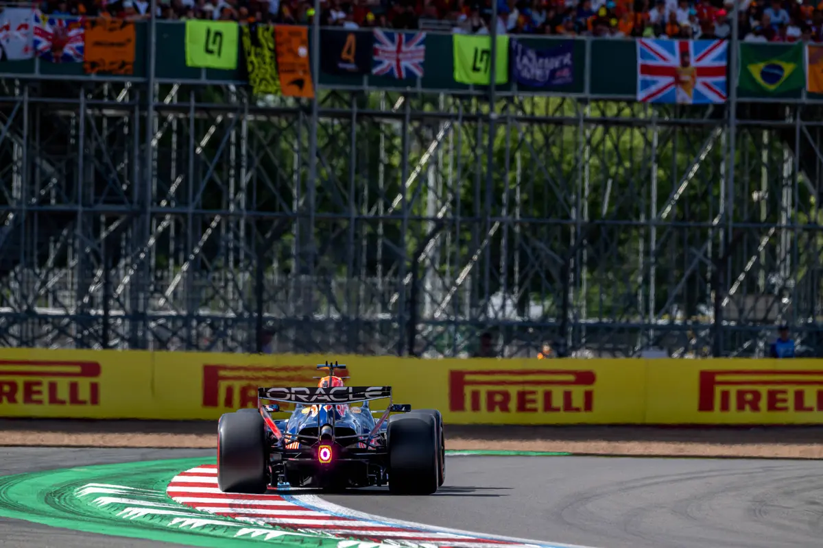 Max Verstappen in de Red Bull RB22 met Macarena achtervleugel