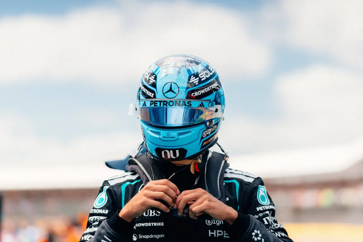 Mercedes-coureur George Russell in Groot-Brittannië