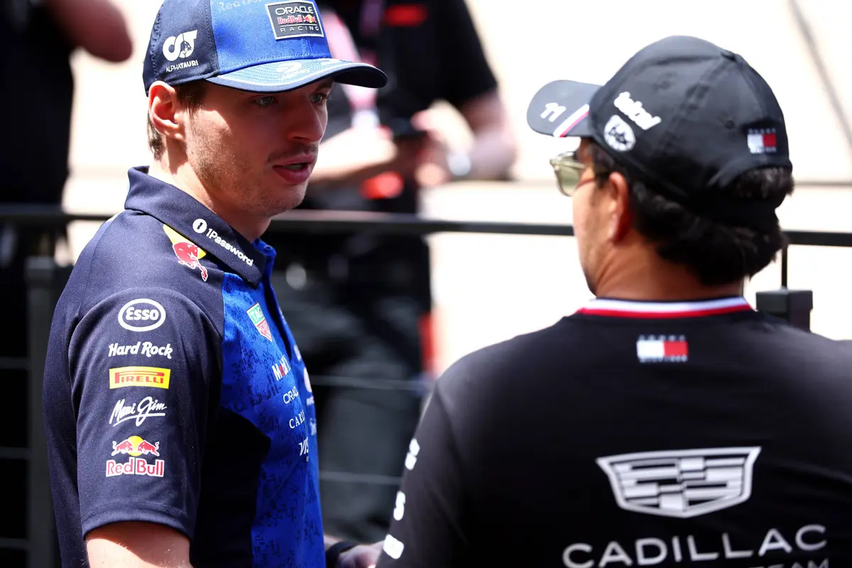 Max Verstappen en Sergio Pérez op de F1-grid in 2026