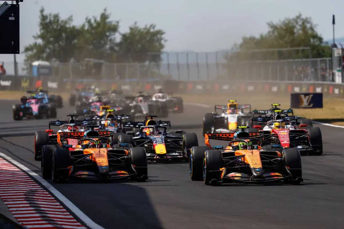 De start van de F1-race in Hongarije
