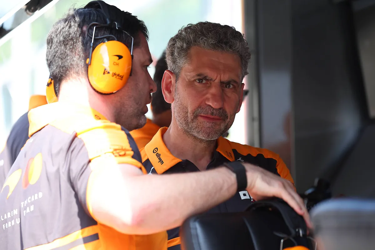 McLaren-teambaas Andrea Stella aan de pitmuur in Oostenrijk
