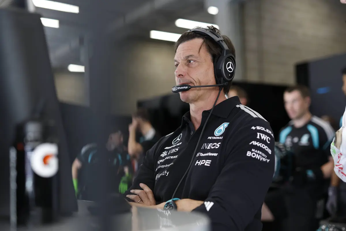 Mercedes-teambaas Toto Wolff in de garage tijdens het F1-raceweekend in België (2026)
