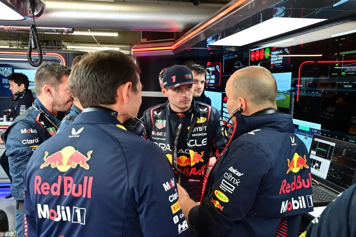 Pierre Waché, Gianpiero Lambiase en Max Verstappen in gesprek met elkaar