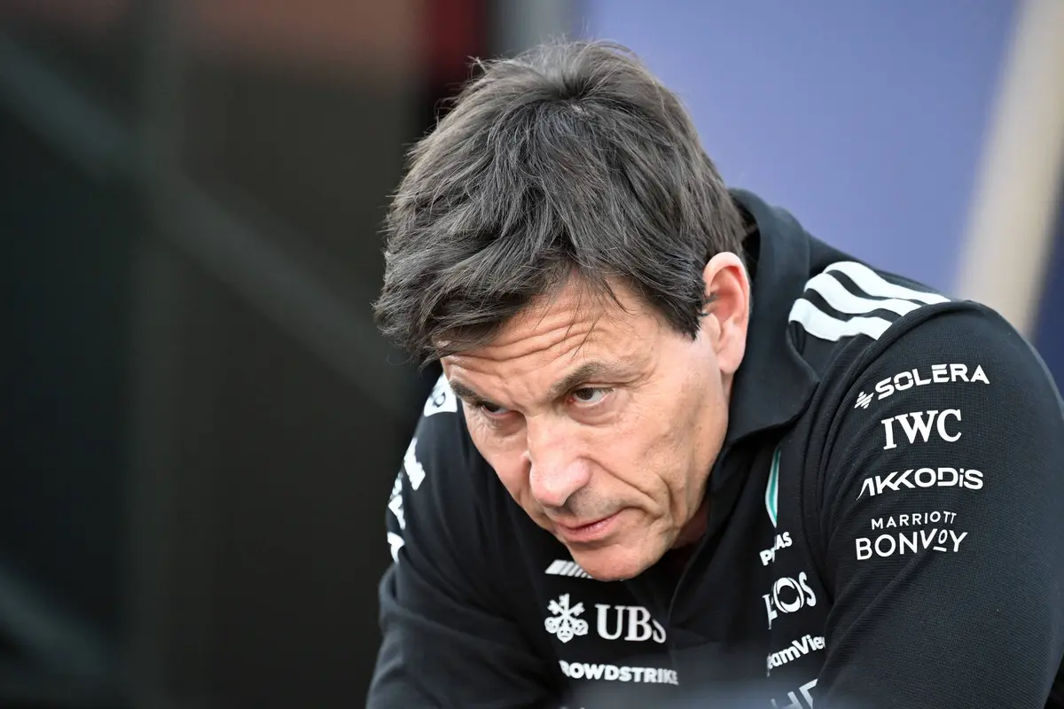 Mercedes-baas Toto Wolff kijkt bezorgd