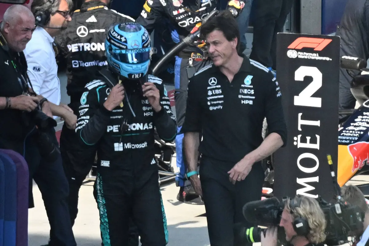 George Russell en Toto Wolff met elkaar in gesprek