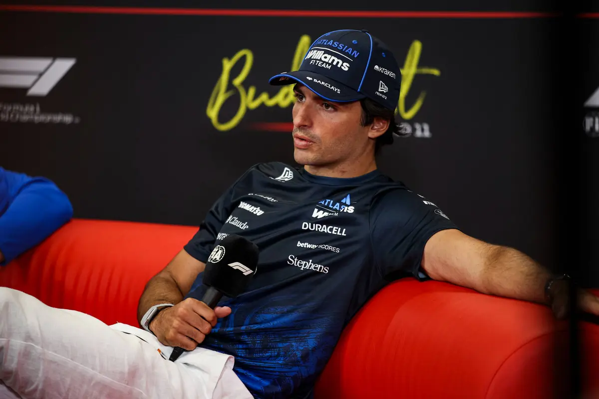Carlos Sainz tijdens de persconferentie voorafgaand aan de F1 Grand Prix van Hongarije in 2026